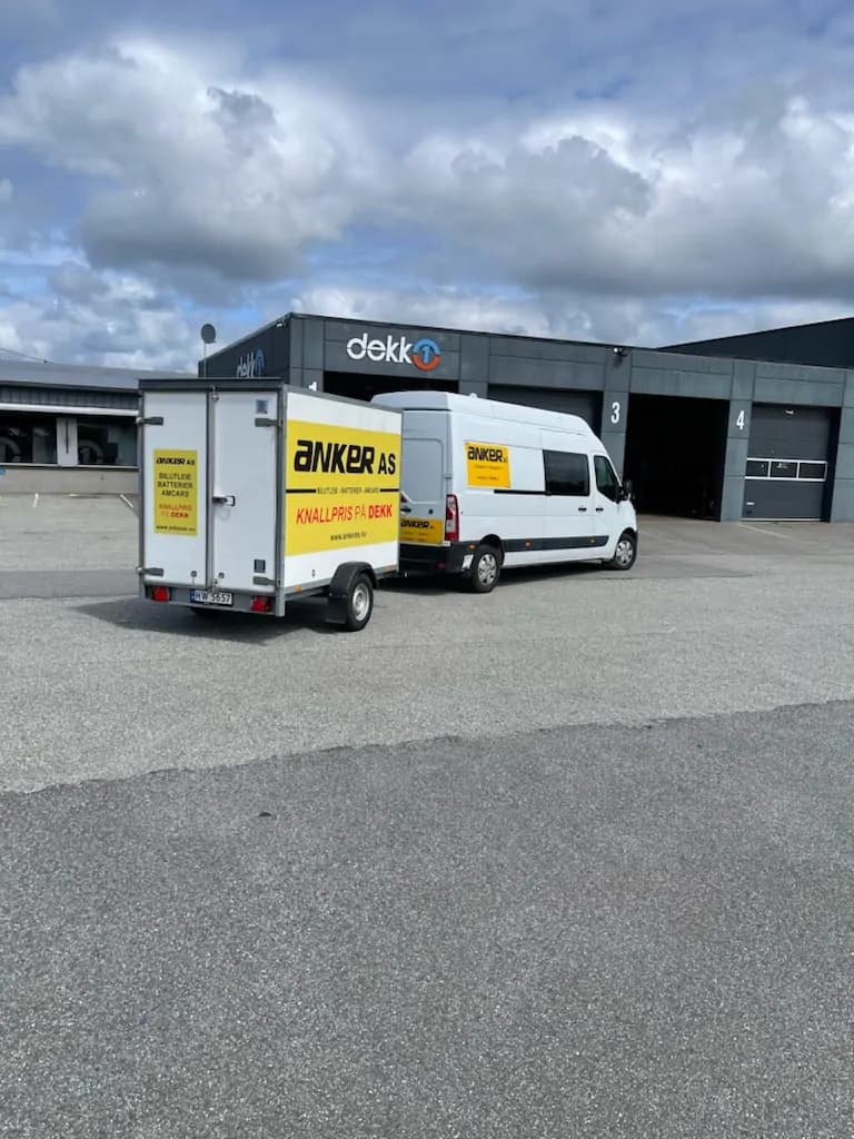 Hvit flyttebil parkert på plassen